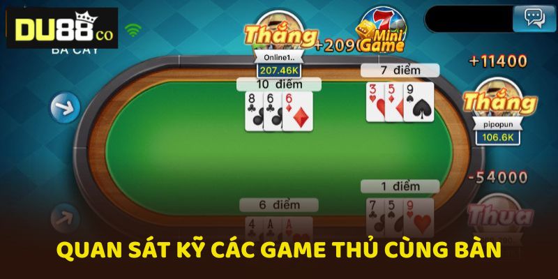 Hãy quan sát kỹ game thủ cùng bàn